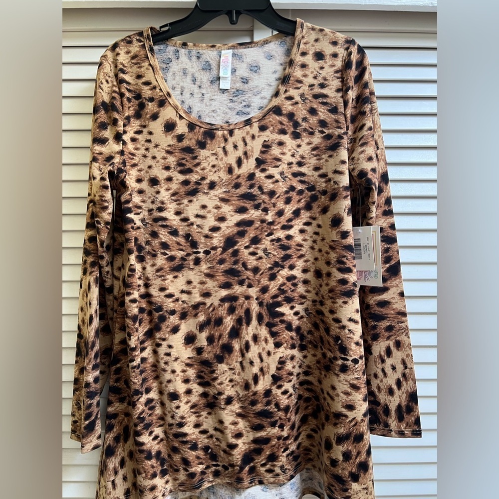 BNWT Lularoe Lynnae Long Sleeves women’s Shirt